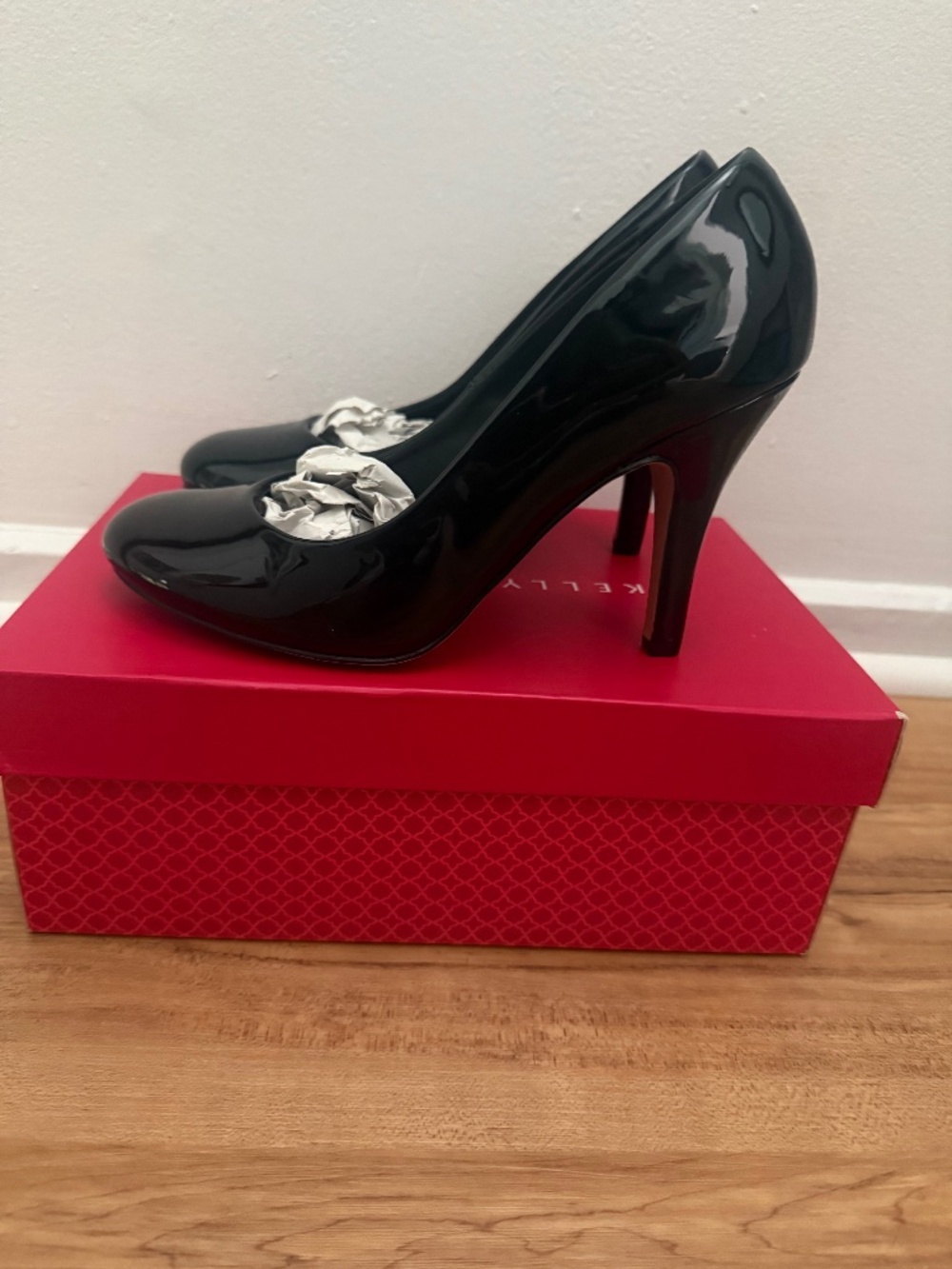 New! Sz 8 wide Black Patent Pumps